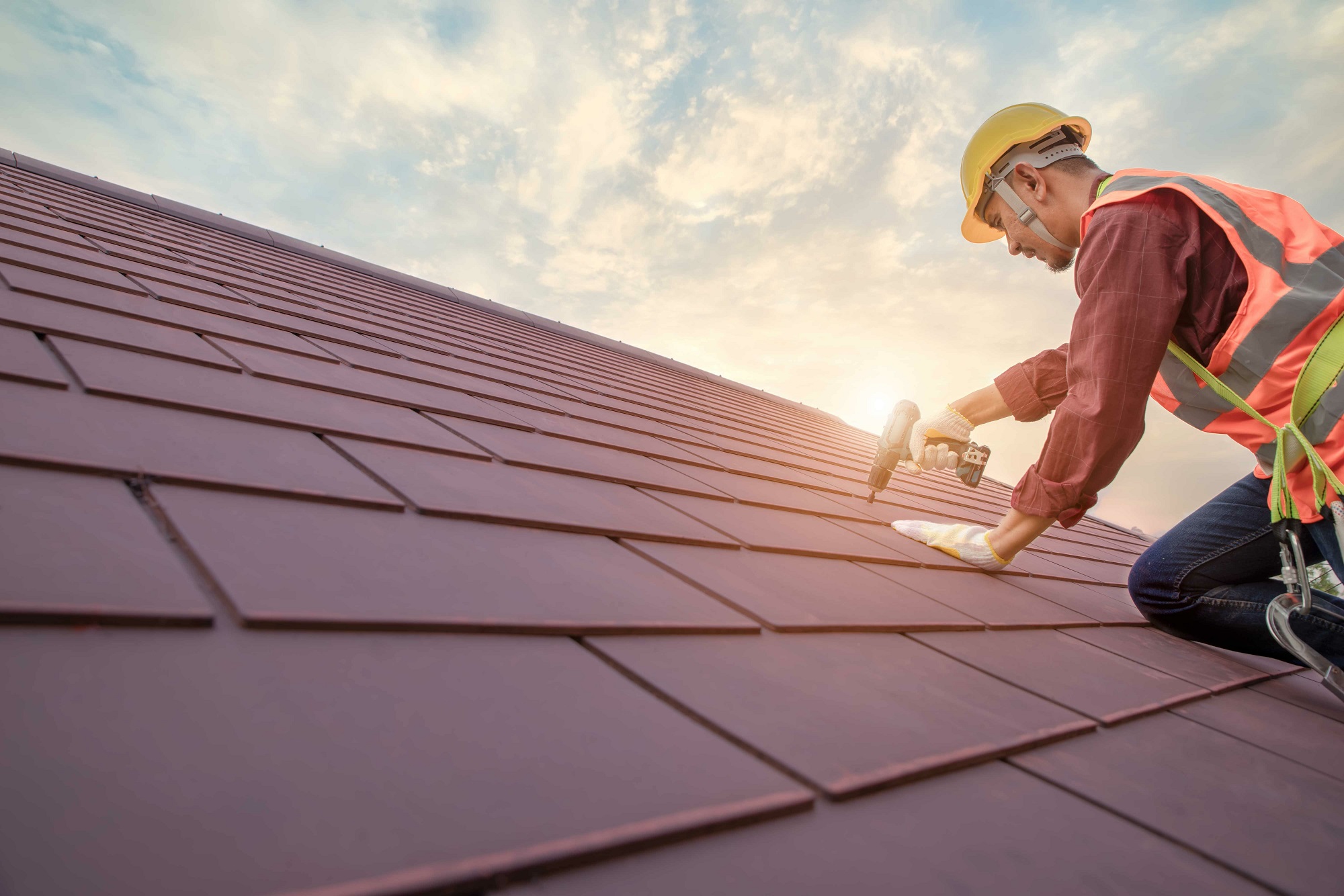 Roofing contractors working on a house roof | Nansemond River Roofing & Siding